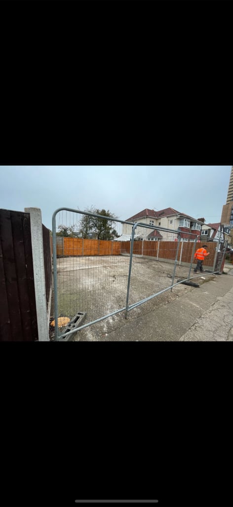 image for FREE 4 heras fence panels and feet 