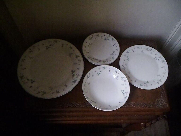 24 PIECE ROYAL DOULTON EXPRESSIONS STRAWBERRY FAIR DINNER SET