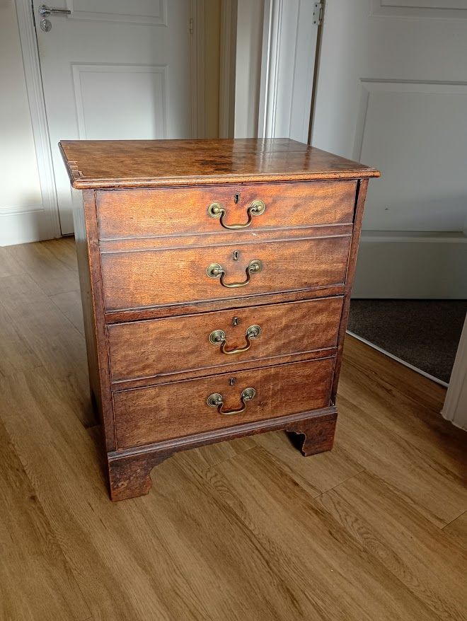 Vintage small chest of drawers - needs renovation