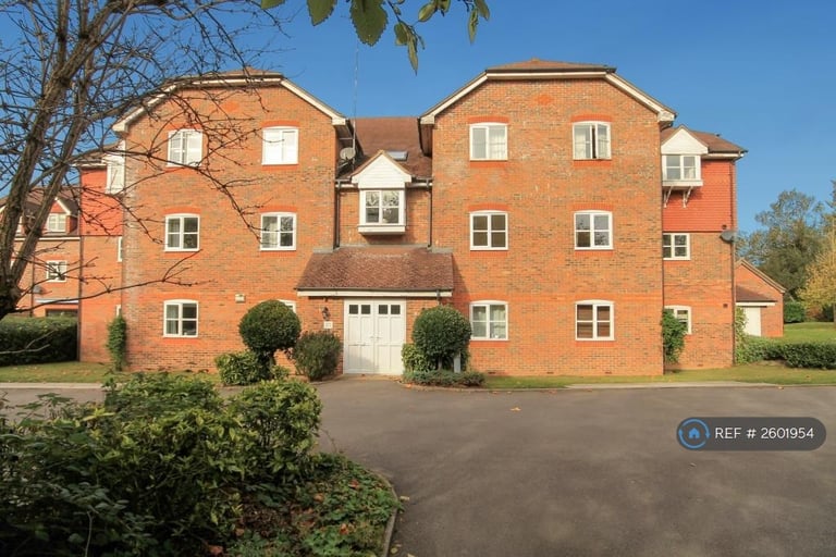 image for 2 bedroom flat in Royal Huts Avenue, Hindhead, GU26 (2 bed) (#2601954)