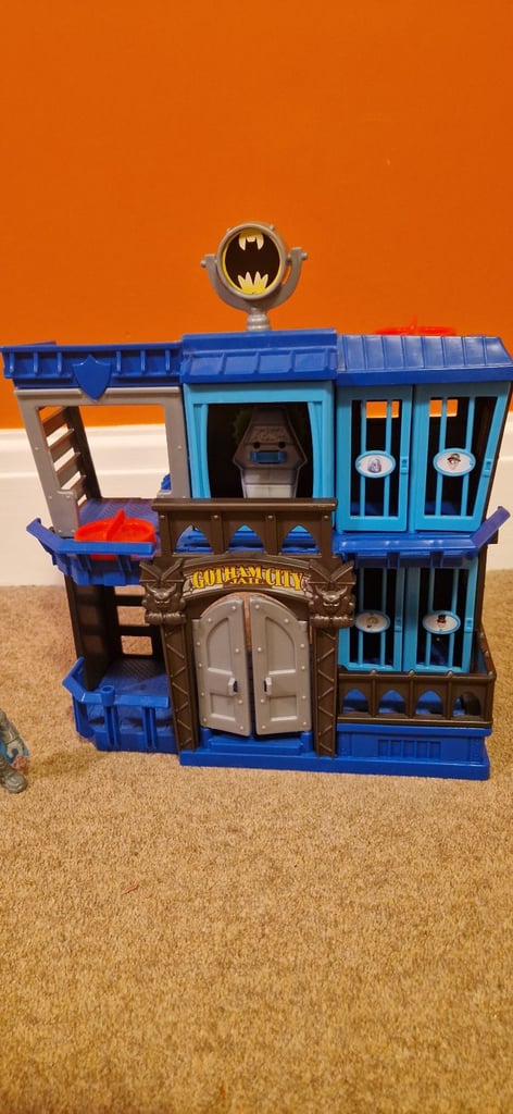 FISHER PRICE IMAGINEXT GOTHAM CITY JAIL. EXCELLENT CONDITION. AS NEW.