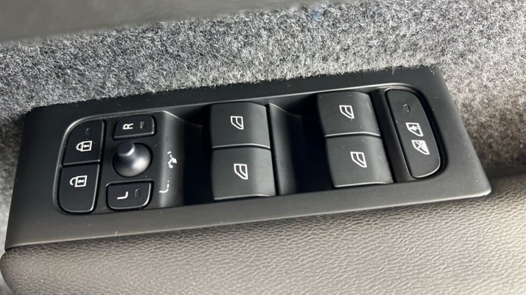 2022 Volvo XC40 Core, B3 mild hybrid, Petrol (Apple CarPlay, Power Tailgate, Google Nav) Estate P...