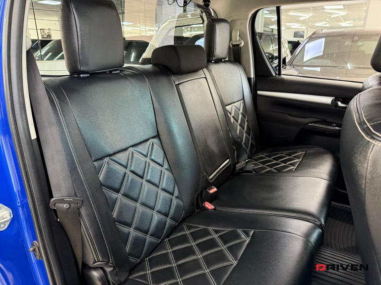 HUGE SPEC! TOYOTA HILUX INVINCIBLE 2.4 D-4D 4WD AUTO + NO VAT + FREE DELIVERY!