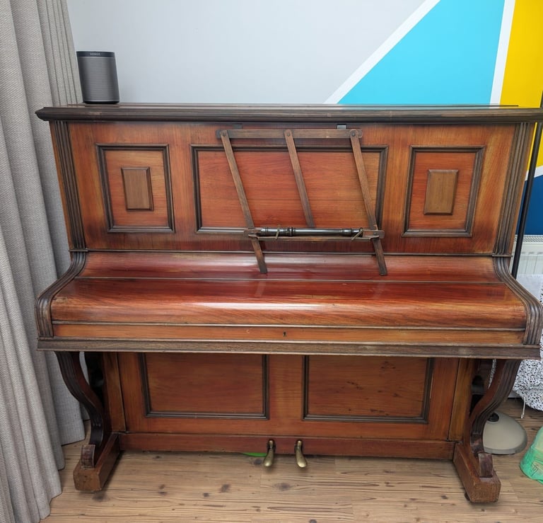 Upright piano