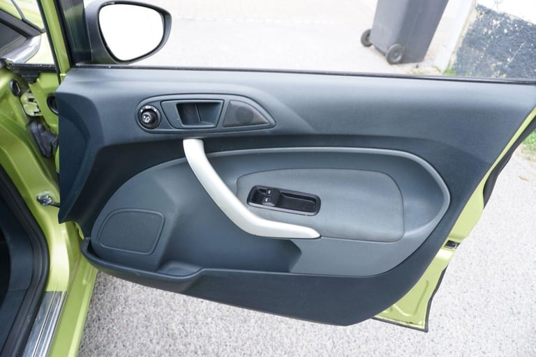 2010 Ford Fiesta 1.6 Titanium 5dr HATCHBACK Petrol Manual