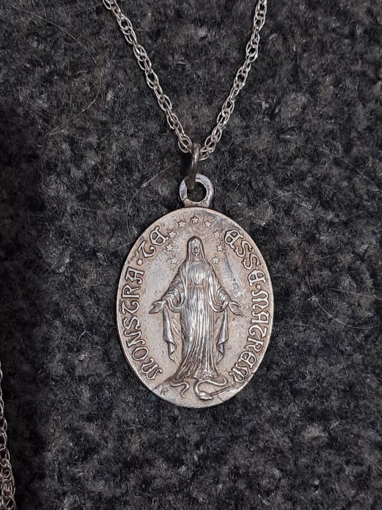 3 religious silver pendants and 2 silver chains 