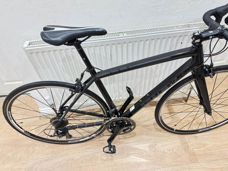 Trek madone 2.1 road bike in excellent condition all fully working 