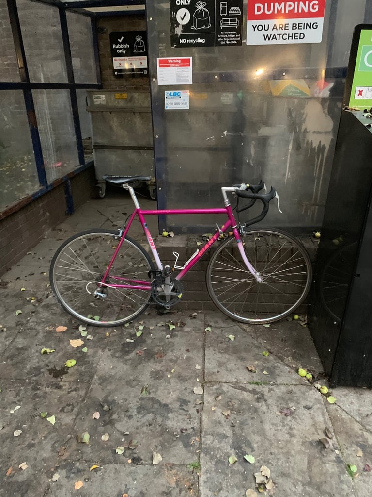 image for RIDEABLE BUT NEEDS ATTENTION! COMES WITH A FREE HALFORDS D LOCK. 56cm Giant Peloton. 