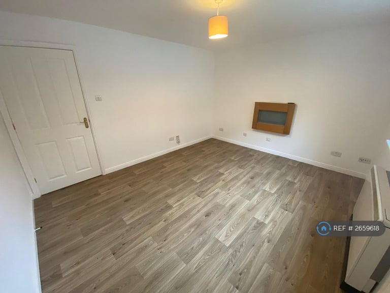2 bedroom flat in Main Street, Glasgow, G40 (2 bed) (#2659618)