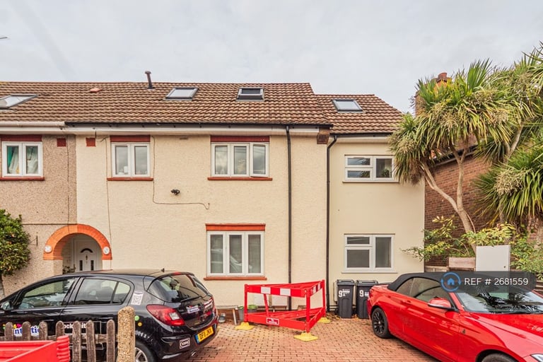 3 bedroom flat in Crowther Avenue, Brentford, TW8 (3 bed) (#2681559)