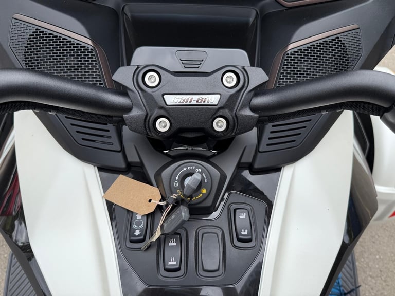 2025 Can-Am Spyder RT Sea to Sky1330cc 6 speed semi auto trike White