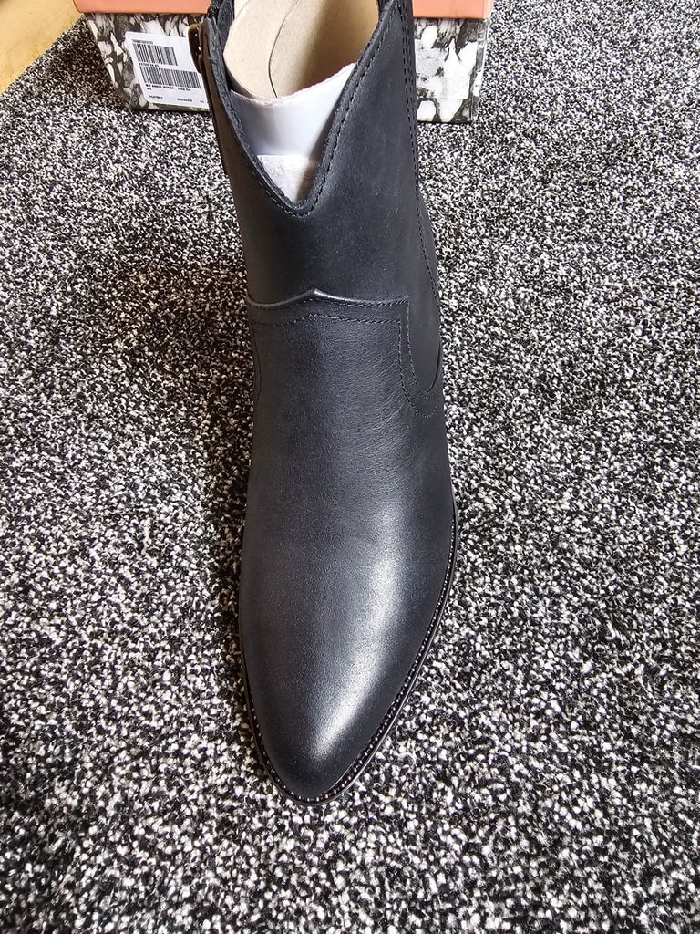 Anniee  black leather western style boot size 6