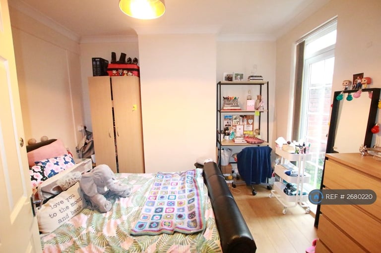 image for 3 bedroom house in Donnington Gardens, Reading, RG1 (3 bed) (#2680220)