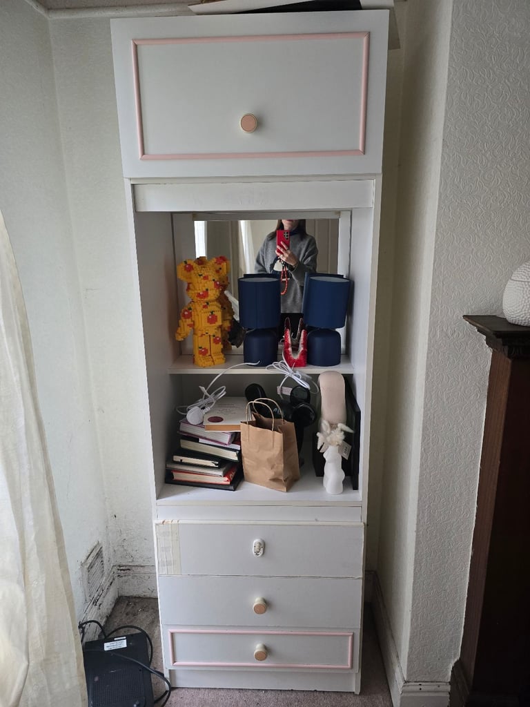 *FREE*  single unit drawers / mirror vanity unit (Bedroom)