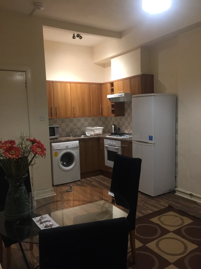  Spacious 3-Bed Flat in Dalry – Quiet Location, Excellent Transport Links