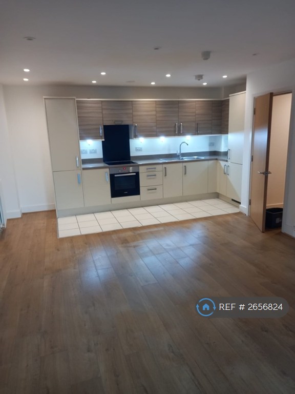 2 bedroom flat in Centenary Plaza, Southampton, SO19 (2 bed) (#2656824)