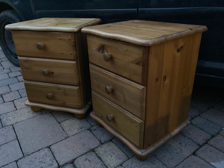 PAIR OF SOLID PINE BEDSIDE TABLES WITH BUN FEET