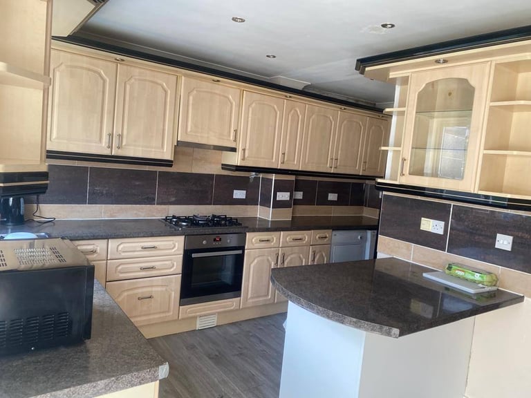 Ensuite Large Double Room £215 in the beautiful and scenic location of Croydon. All Bills Included.