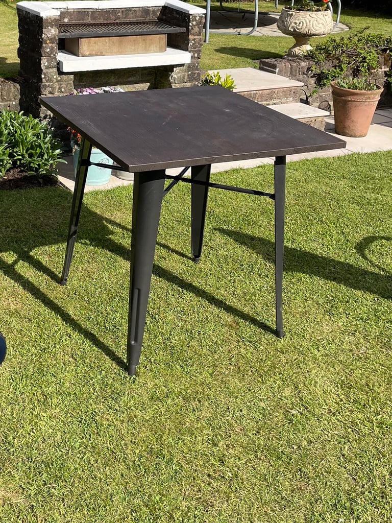 Dining table for use indoor or outdoor