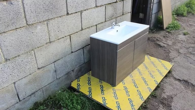 New Wall Hung Vanity Unit Inc Ceramic Sink, Mixer Tap & Waste