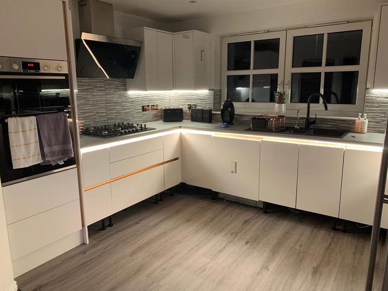 Builder Services - Refurbishment, Renovations And Extensions - Kitchens, Bathrooms & More 🛠️