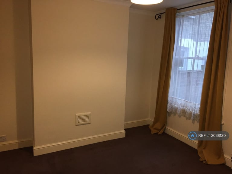 1 bedroom flat in Leyton, London, E10 (1 bed) (#2638139)