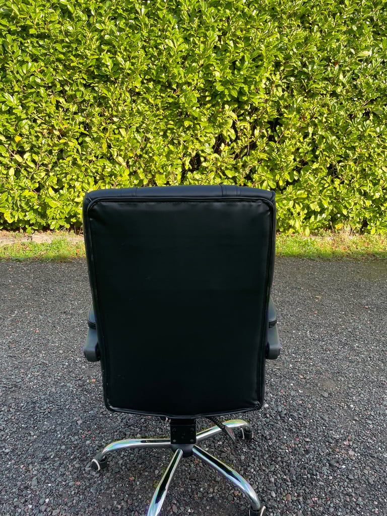 FREE DELIVERY 🥰🚚🥰 BLACK LEATHER OFFICE SPINNING CHAIR GREAT CONDITION 