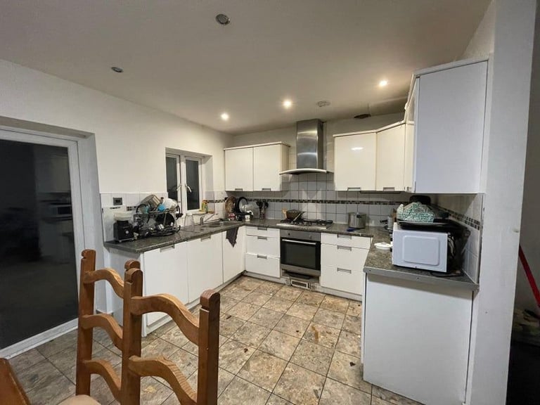 SPACIOUS 5 -BED HOUSE -SURBITON suitable for assisted living or supported living as well