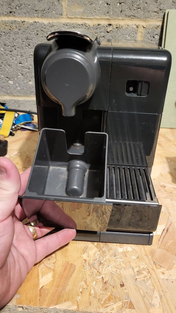 Delonghi Nespresso pod coffee machine EN560.B