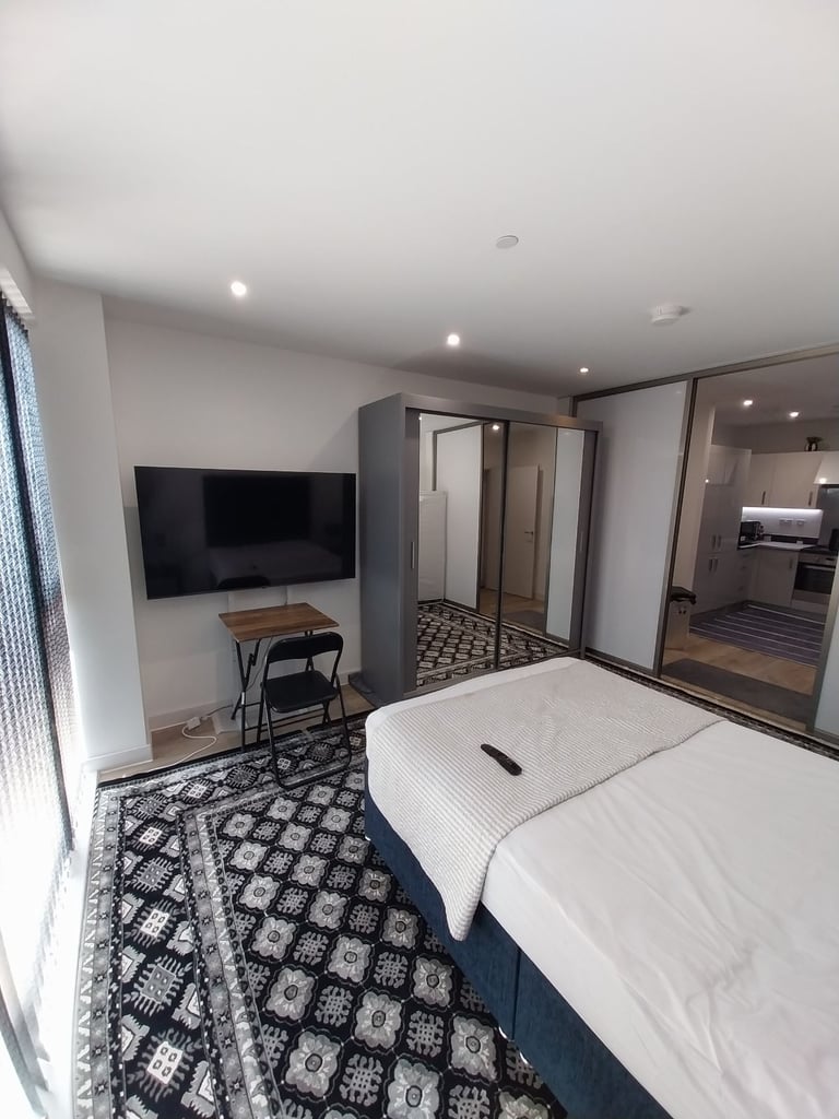 LARGE ROOM FOR RENT IN HIGH STREET HOUNSLOW TW3 