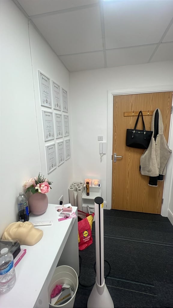 Beauty Aesthetics Massage Room Available 27th DECEMBER 2026 HAMMERSMITH £500 per month