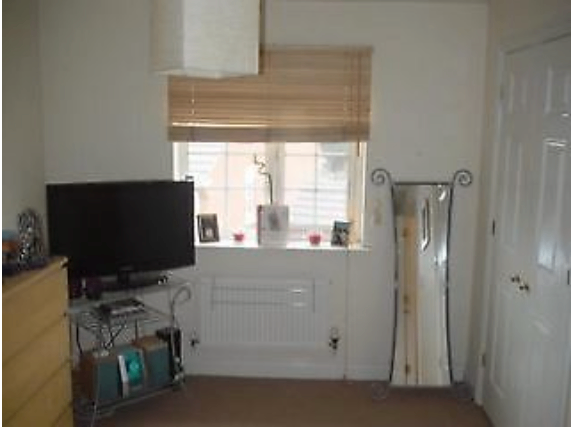 LARGE SINGLE/SMALL DOUBLE Room to LET- SUIT FEMALE -Location 5min-SOUTHGATE TUBE- £630pcm (£144pw)