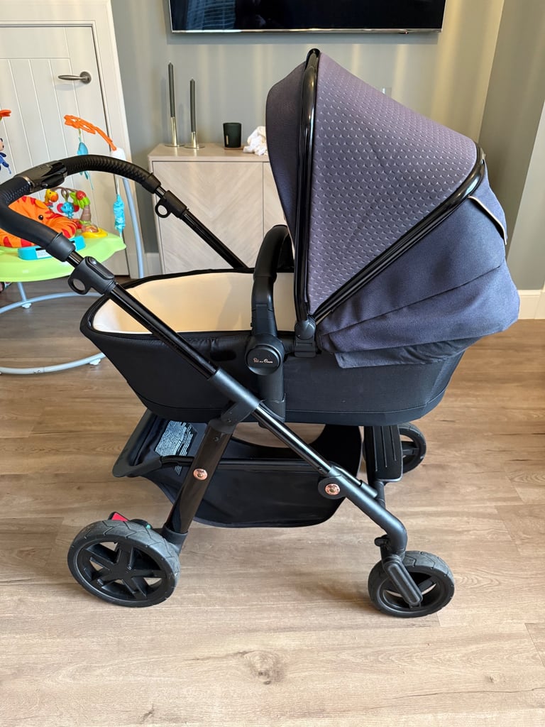 Silver Cross Limited Edition Pioneer Travel System with Car Seat and Isofix