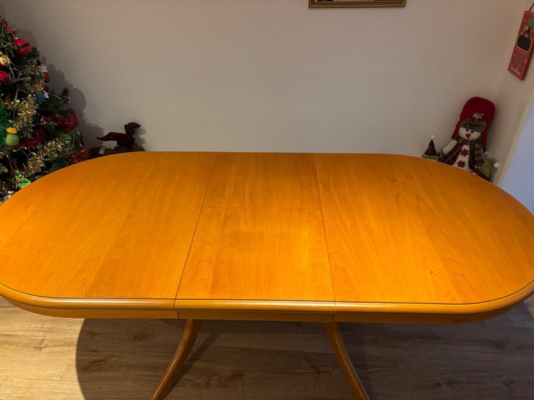 Extendable dining table