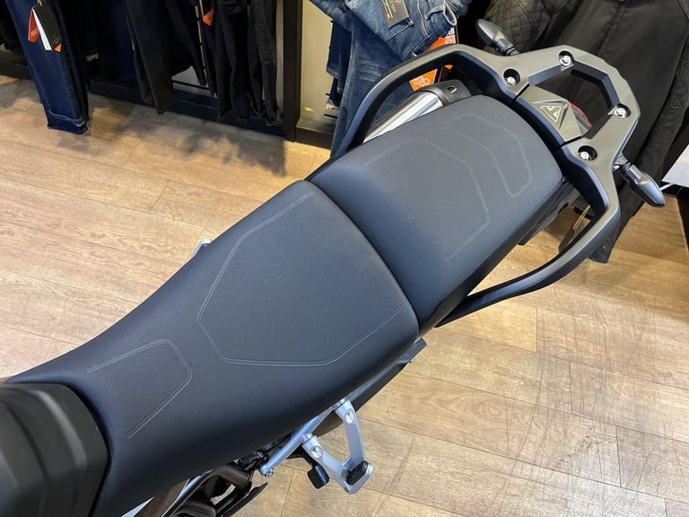 2025 Triumph Tiger 900 GT PRO STANDARD TWIN COLOUR Petrol black 6 Speed