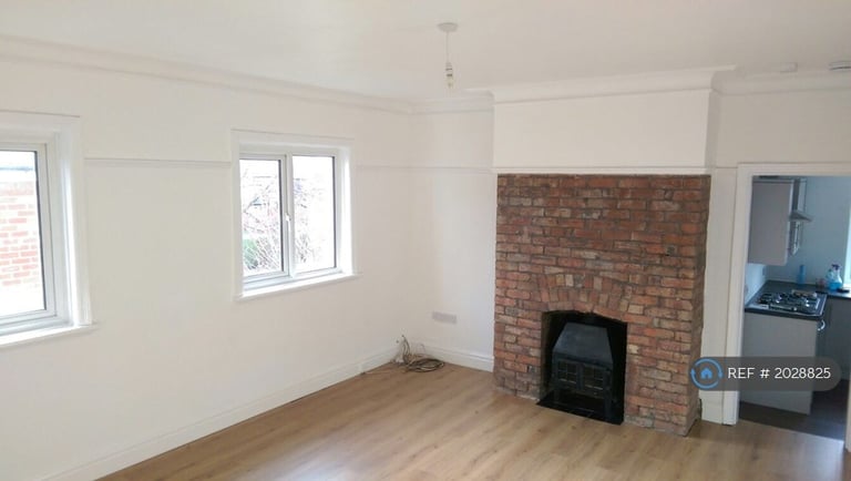 2 bedroom flat in Highfield Road, Widnes, WA8 (2 bed) (#2028825)