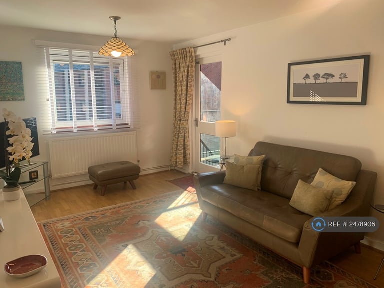 1 bedroom flat in Cooper Close, London, SE1 (1 bed) (#2478906)