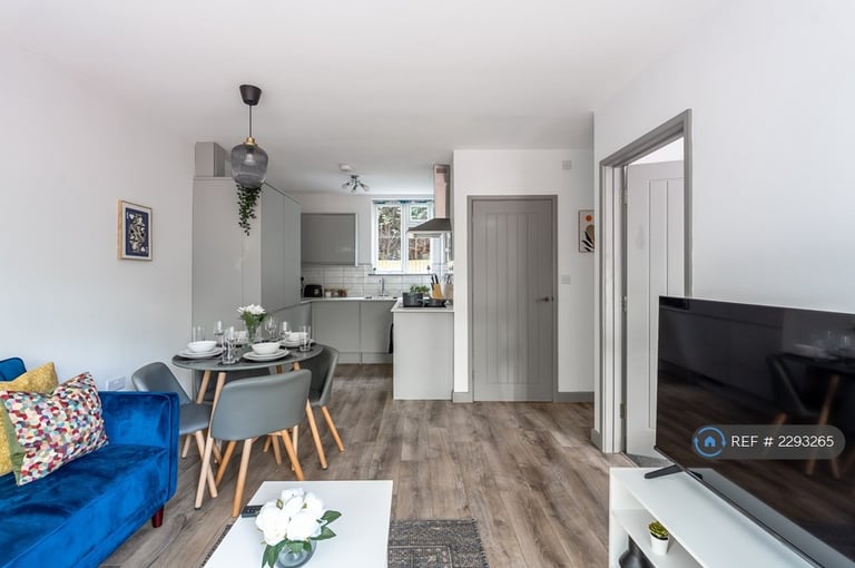 image for 2 bedroom flat in Rickmansworth Lane, Chalfont St. Peter, Gerrards Cross, SL9 (2 bed) (#2293265)