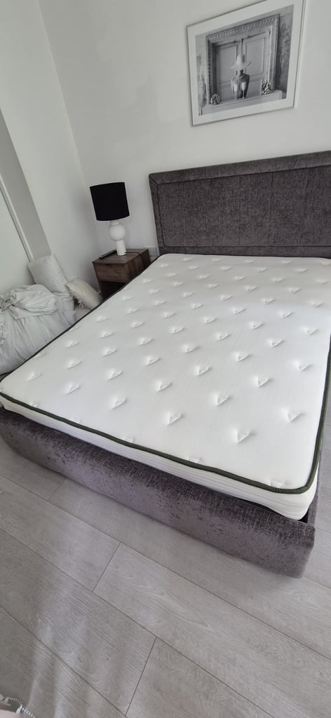King Size Memory Foam & Sprung Mattress (Near New)