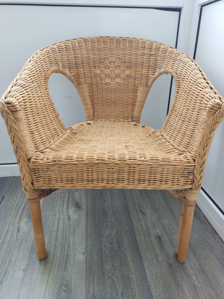 Wicker armchair in very good condition. 80cms high, 59cms at widest, 60cms front leg to back leg, se