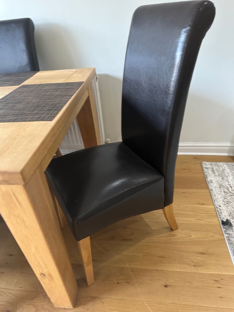 OAK DINING TABLE AND 6 CHAIRS 
