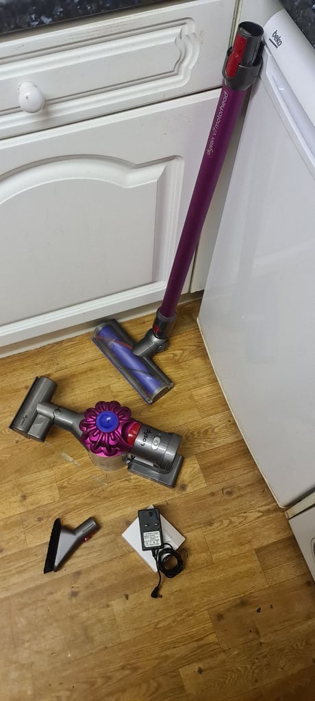 DYSON V7 MOTORHEAD STICK VAC £35