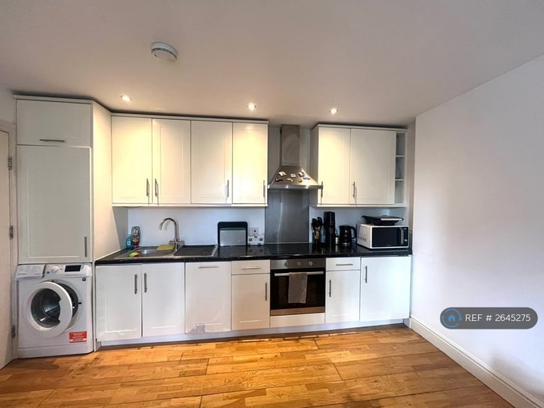 1 bedroom flat in Wavertree Road, London, SW2 (1 bed) (#2645275)