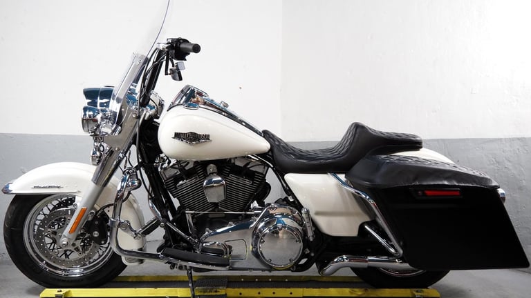 2014 Harley-Davidson FLHRC Roadking ,Stage 1 ,Vance & Hines ,some nice extras 