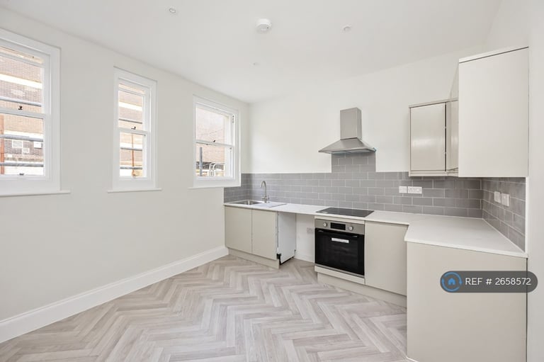3 bedroom flat in West Street, Brighton, BN1 (3 bed) (#2658572)