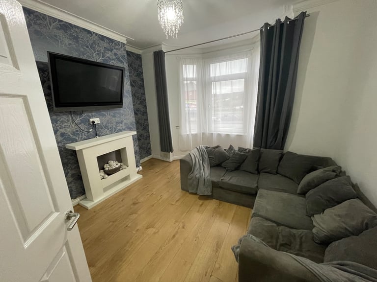 Beautiful 3 bed flat for rent.cowbridge road east canton