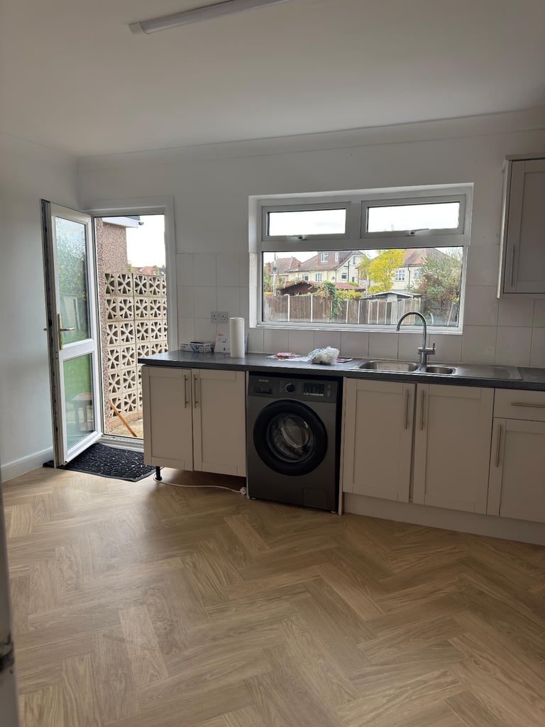 Spacious 5 bed house in Romford part dss welcome 