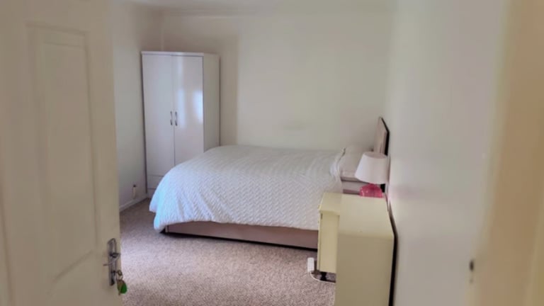 Spacious and Cosy Double Room for Rent in - RH11 6AL