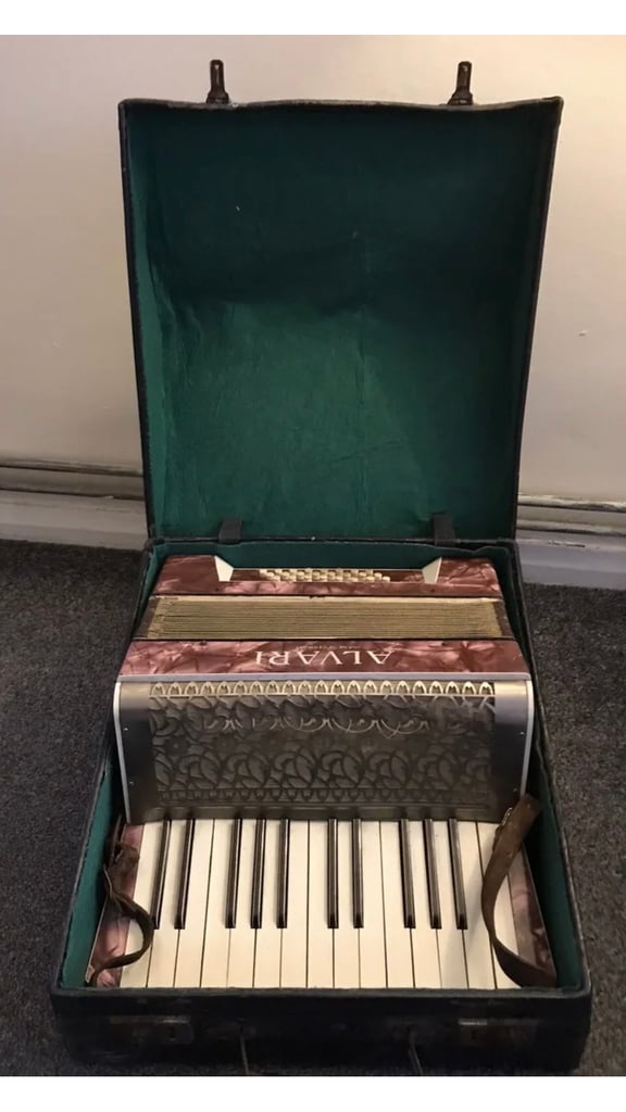 Alvari 24 Bass Accordion with all straps and case