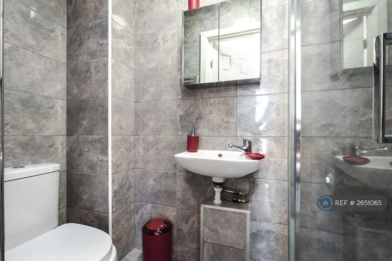 2 bedroom flat in Addington Road, Reading, RG1 (2 bed) (#2651065)